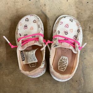Hey dudes pink hearts size 6